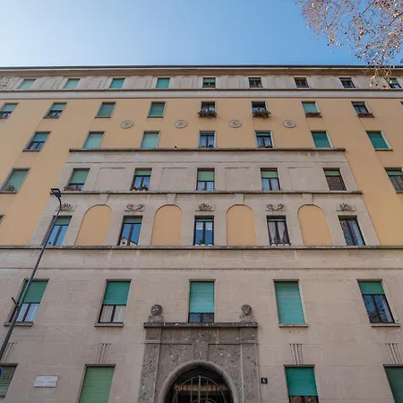 Modern For 4 In Historical Building - Duomo View Апартаменты Милан