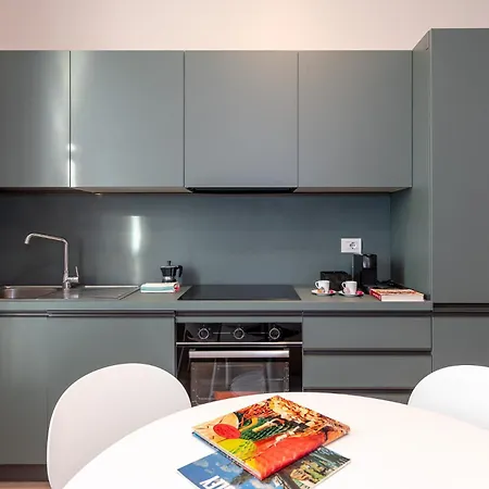 Modern For 4 In Historical Building - Duomo View Милан