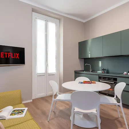 Modern For 4 In Historical Building - Duomo View Милан